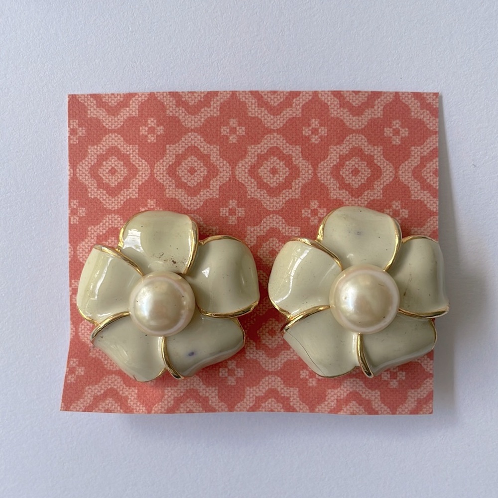 Vintage white flower earrings